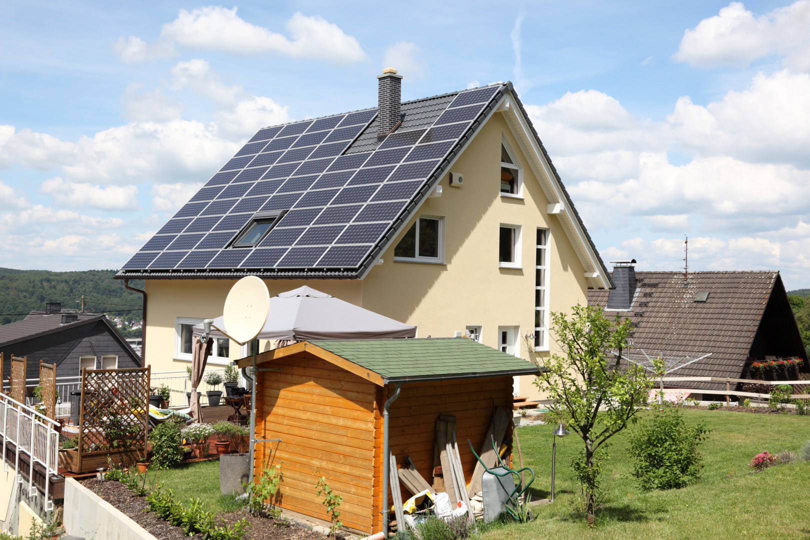 Guvernul vrea noi reguli pentru prosumatori: instalațiile fotovoltaice ar putea fi condiționate de existența bateriilor