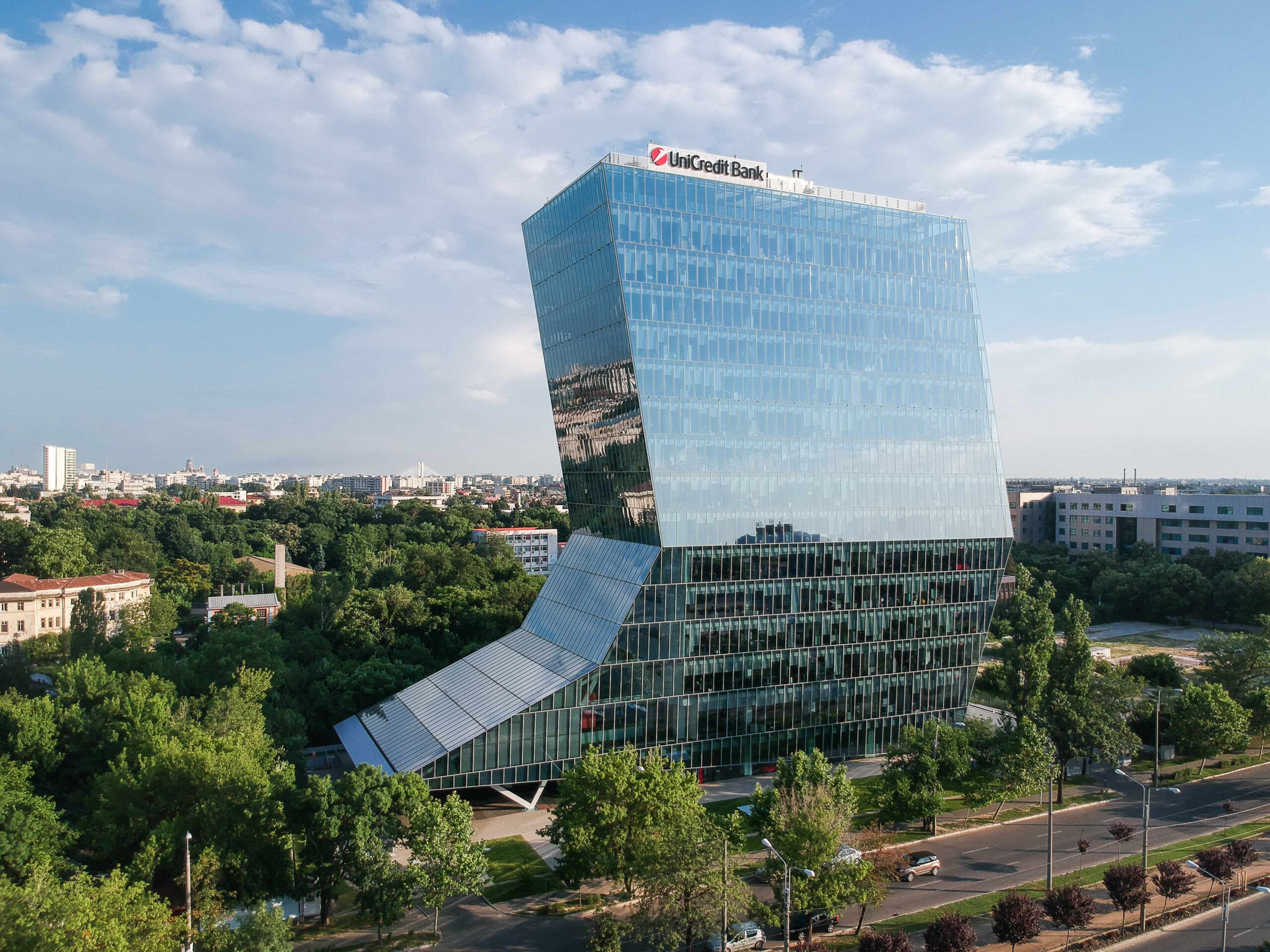 UniCredit Bank România obține o finanțare de 100 milioane de euro de la BEI pentru IMM-uri și companiile medii