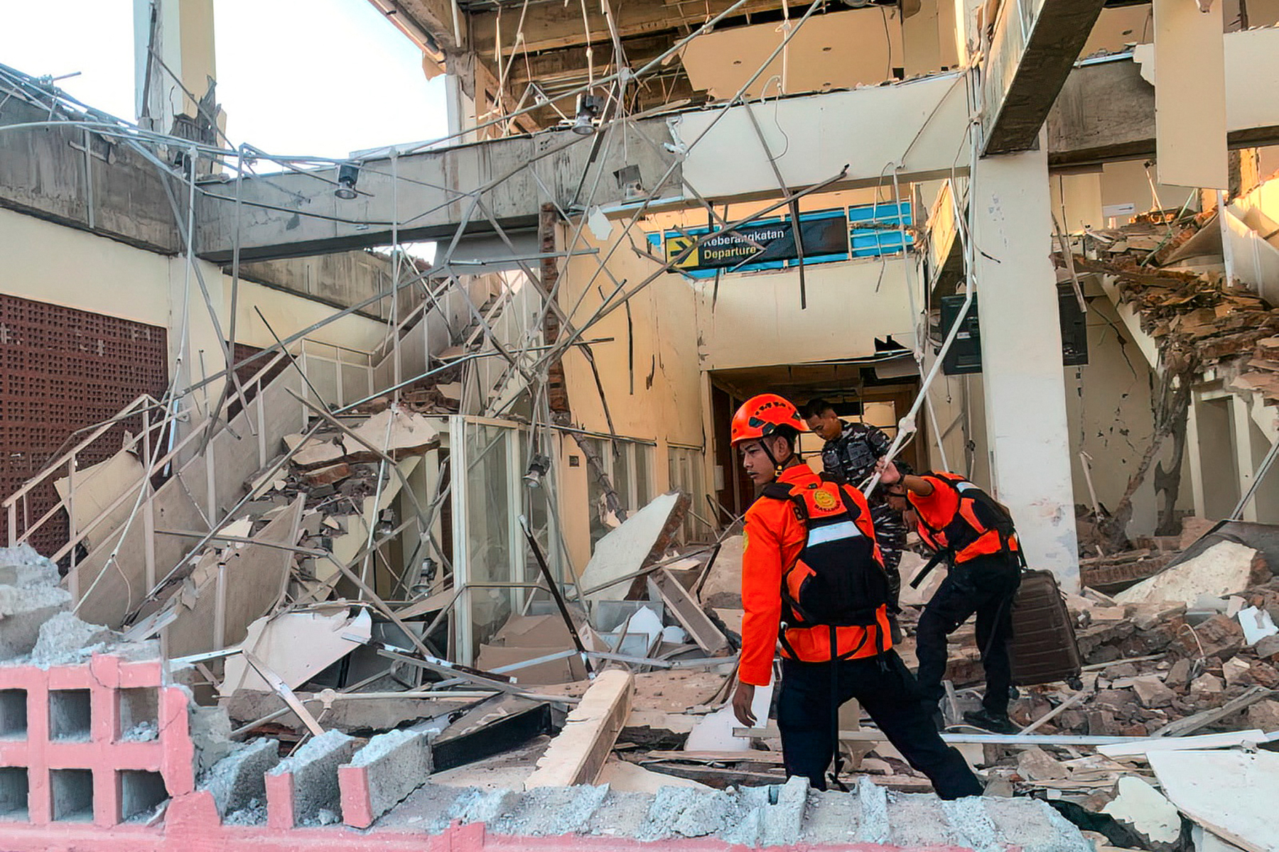 Cel puțin 20 de persoane au murit în Indonezia după un cutremur de magnitudine 7,7