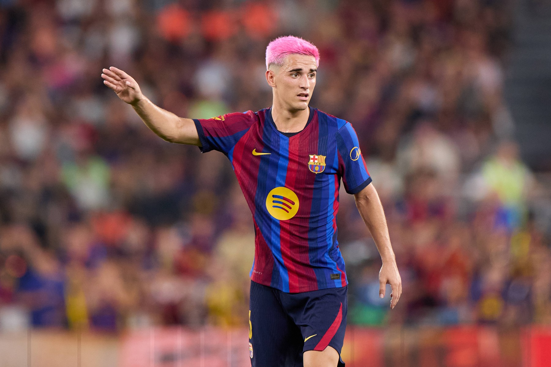 Poveste de viață: Gavi (FC Barcelona) cheltuiește 1,3 milioane de euro pentru a construi case oamenilor străzii din satul natal