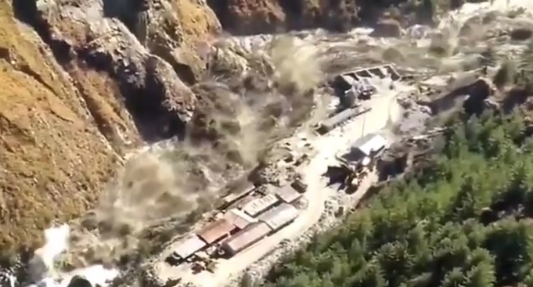 Viitură uriașă în Nepal și Tibet: cel puțin opt morți și aproape 400 de turiști dați dispăruți