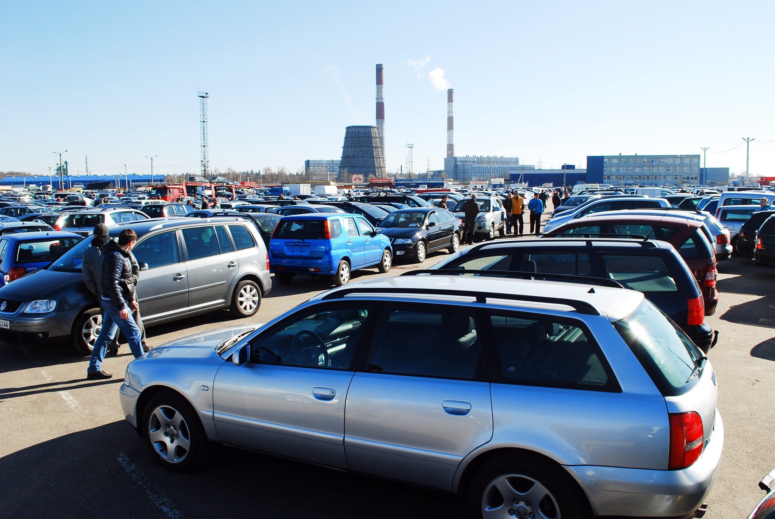 Peste 2.000 de mașini second-hand și o fraudă de TVA de 26 milioane de lei. Cum funcționa schema coordonată din România și destructurată de ANAF