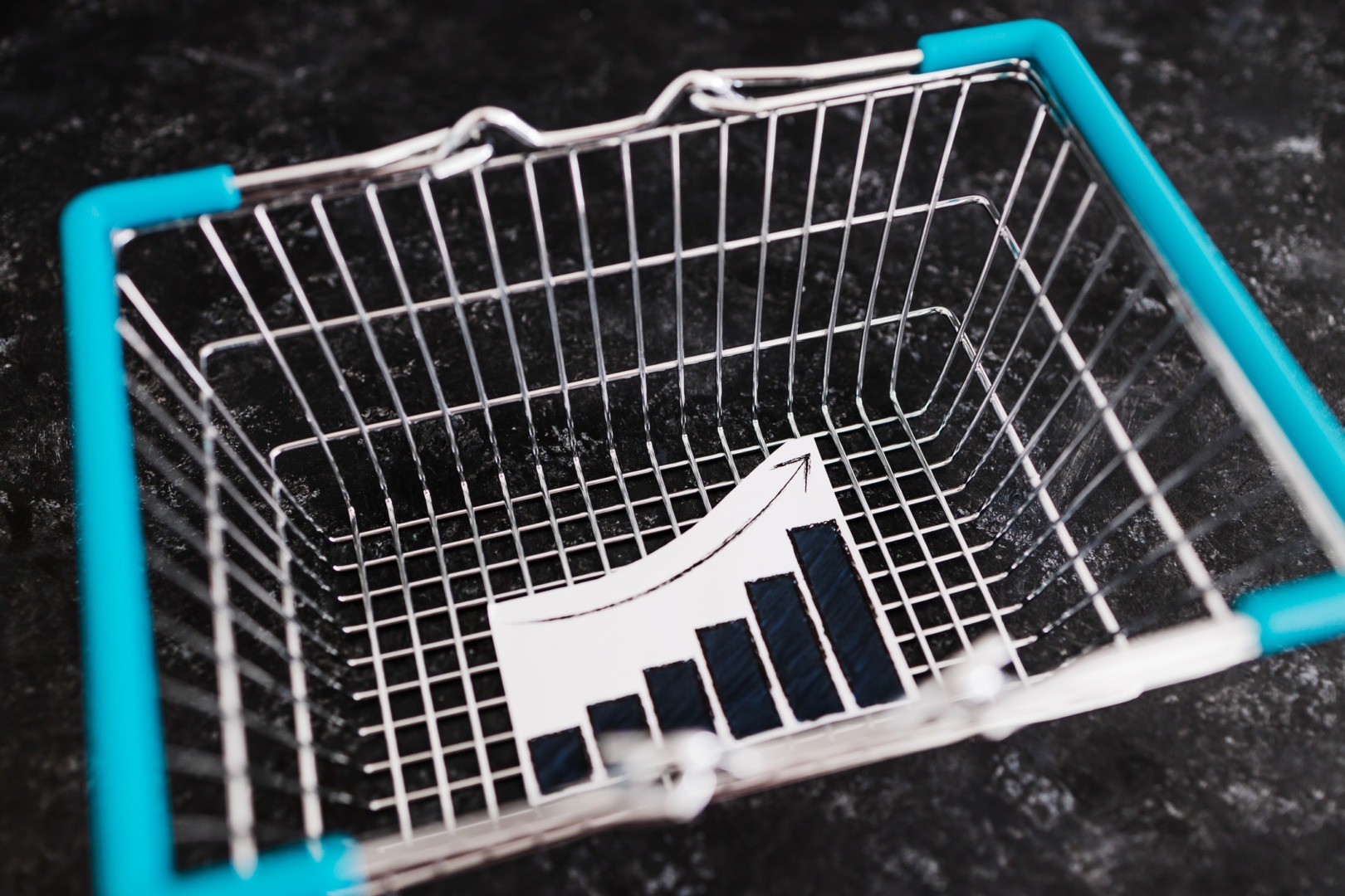 „Scumpiri de prețuri” este corect? Expresia pe care o folosesc inclusiv economiștii și jurnaliștii, dar care ascunde o greșeală de exprimare
