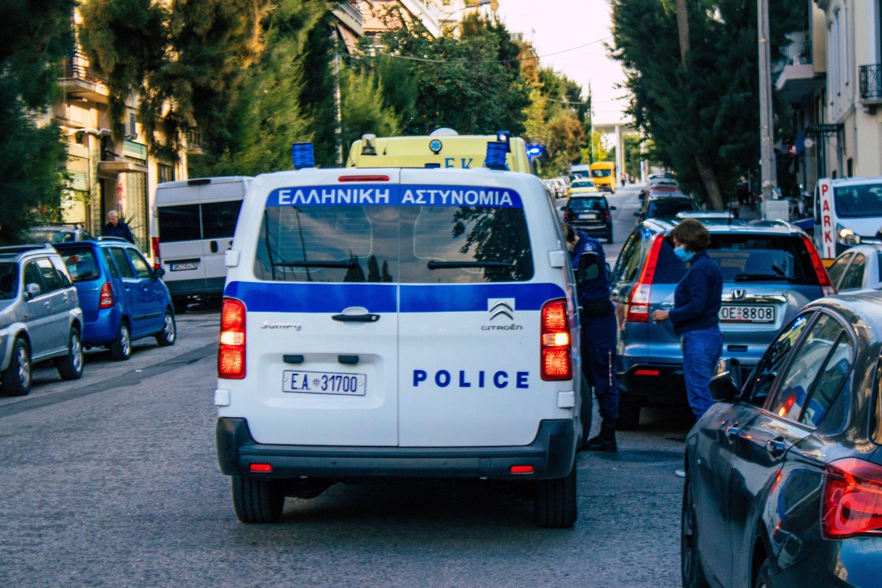 Şase membri prezumtivi ai unui grup anarhist din Grecia, căutaţi pentru organizarea unei patrule antisioniste