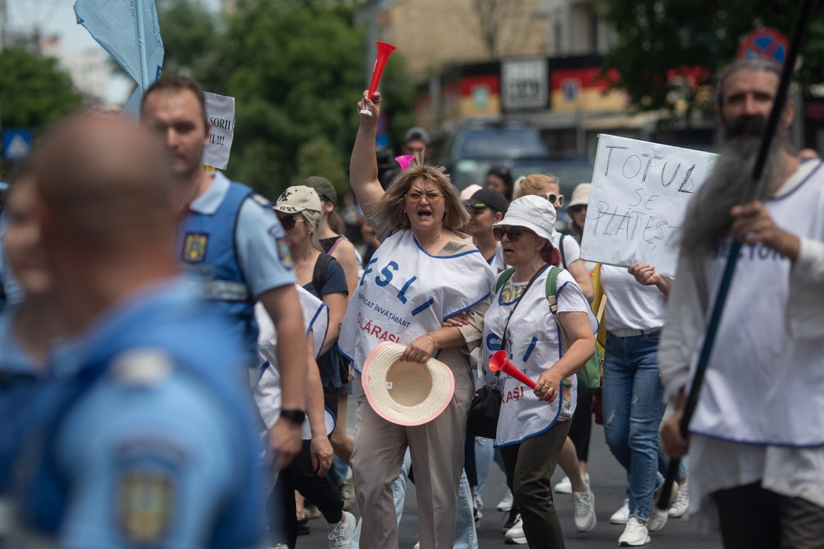 Salariile profesorilor, majorate prin noua lege a salarizării / Ministrul interimar al Muncii, Dragoș Pîslaru: „Varianta pe care o voi prezenta partidelor este de nerefuzat”