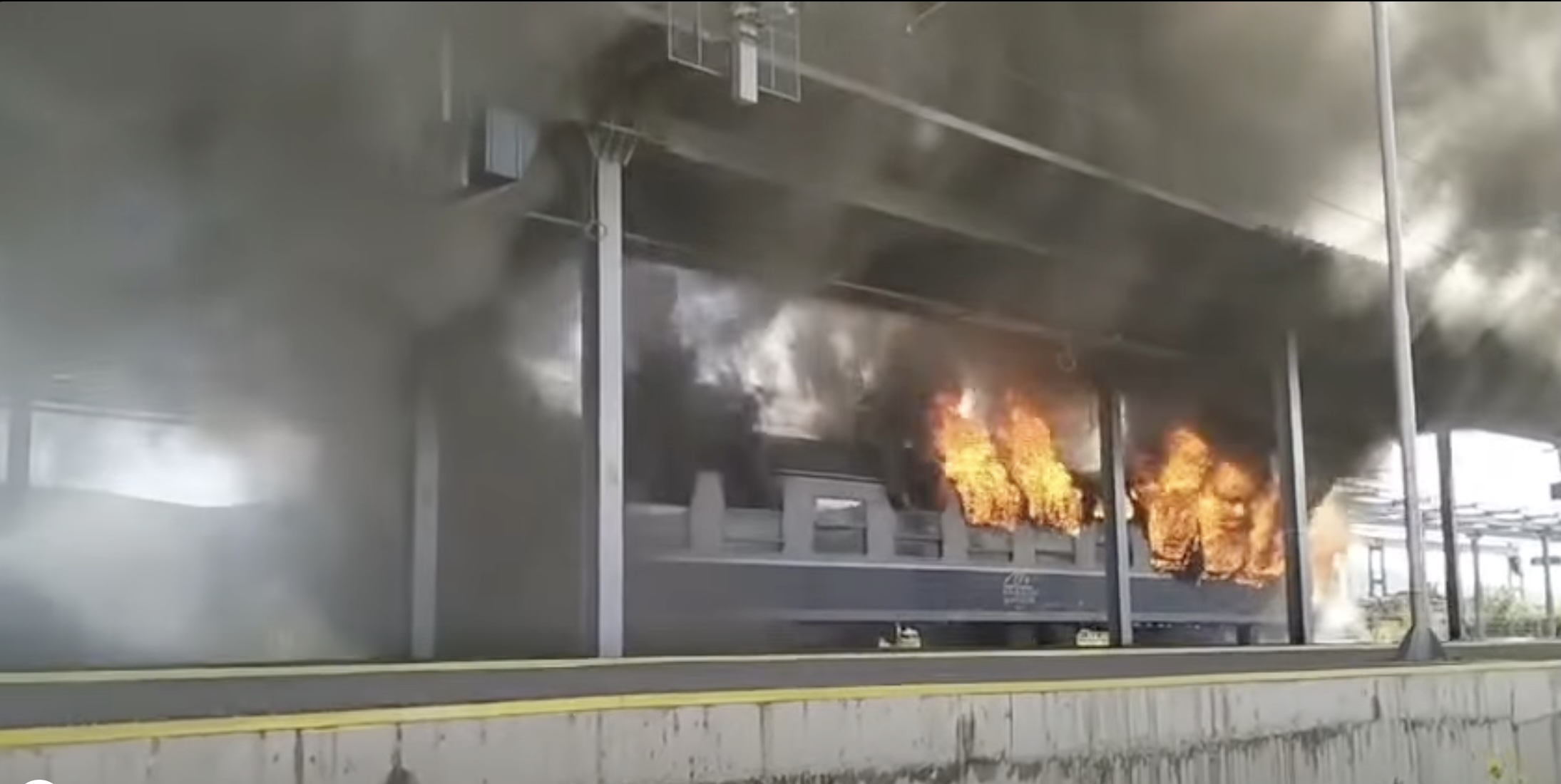 Alertă în gara din Ilteu, Timiș: ultimul vagon al unui tren Regio a luat foc. Călătorii, evacuați