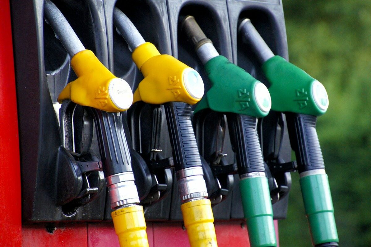Motorina a coborât sub pragul de 10 lei/litru la unele benzinării, după reducerea accizei cu 20%