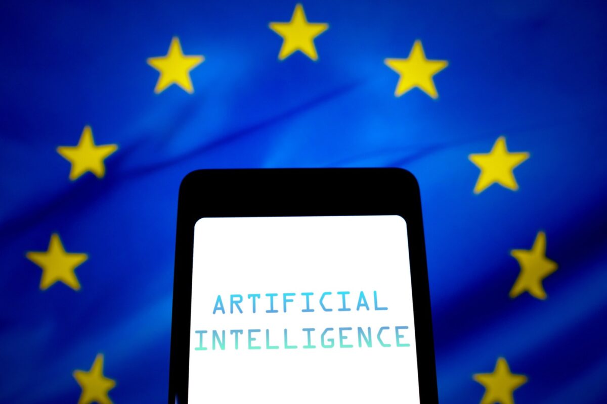 „AI Act” intră în vigoare: Companiile care folosesc IA generativă trebuie să își informeze utilizatorii / Nerespectarea obligației poate aduce amenzi de până la 15 milioane euro