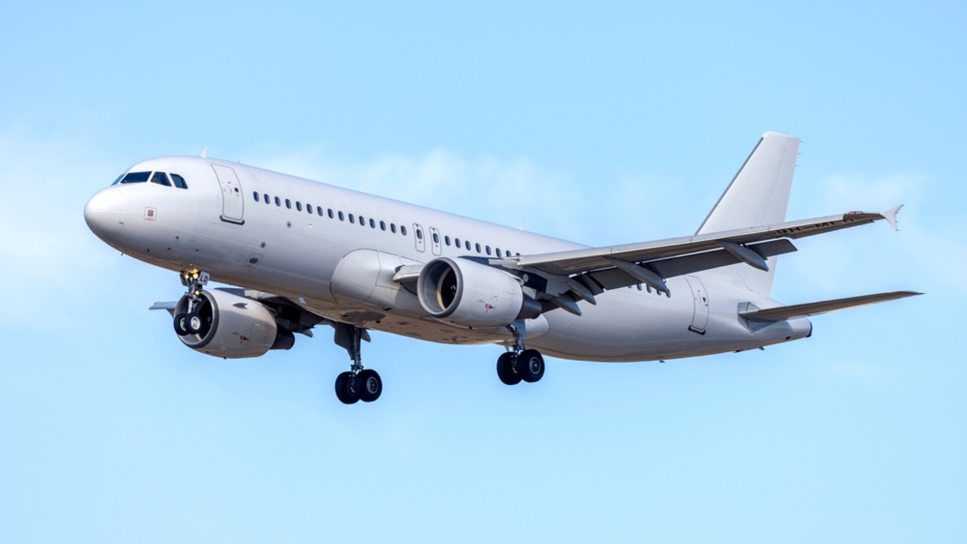 Șapte însoțitori de bord au acuzat stări de rău după apariția unui miros necunoscut într-un avion spre Hawaii
