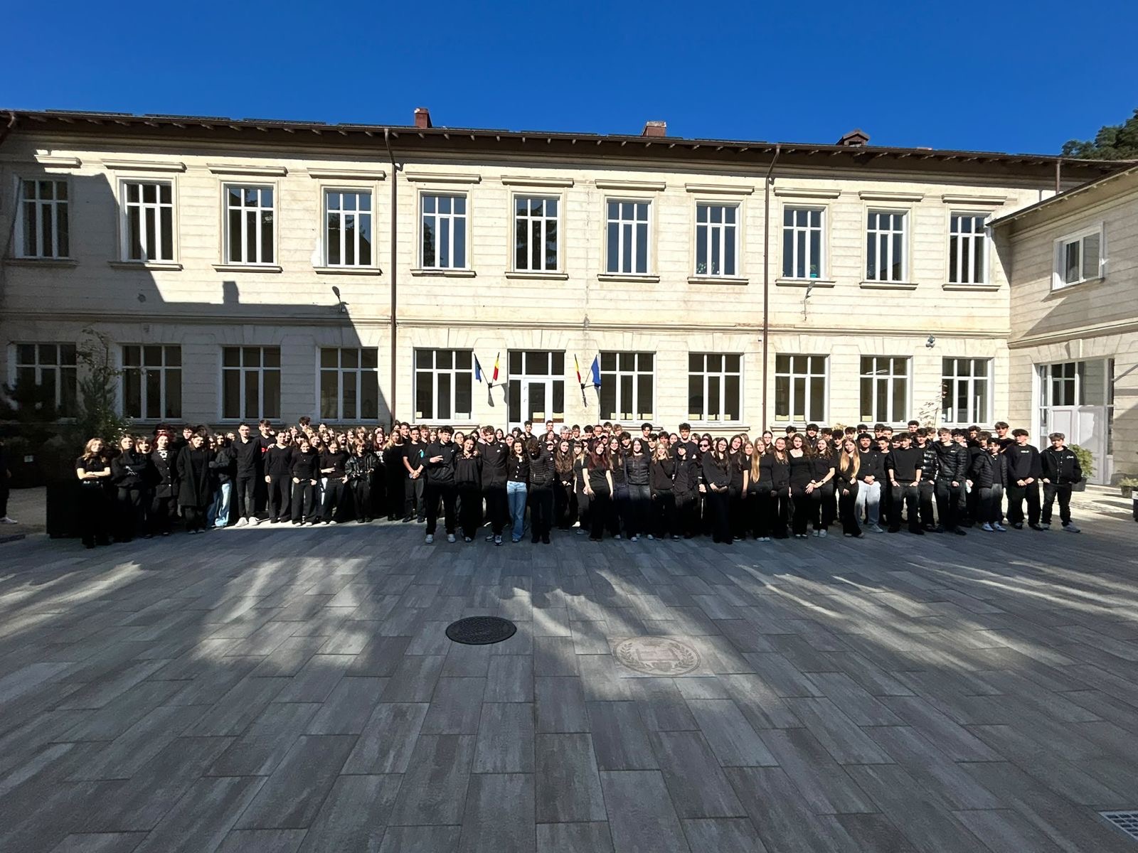Mii de elevi s-au îmbrăcat în negru în mai multe școli din țară, la protestul față de proiectul legii privind uniformele obligatorii
