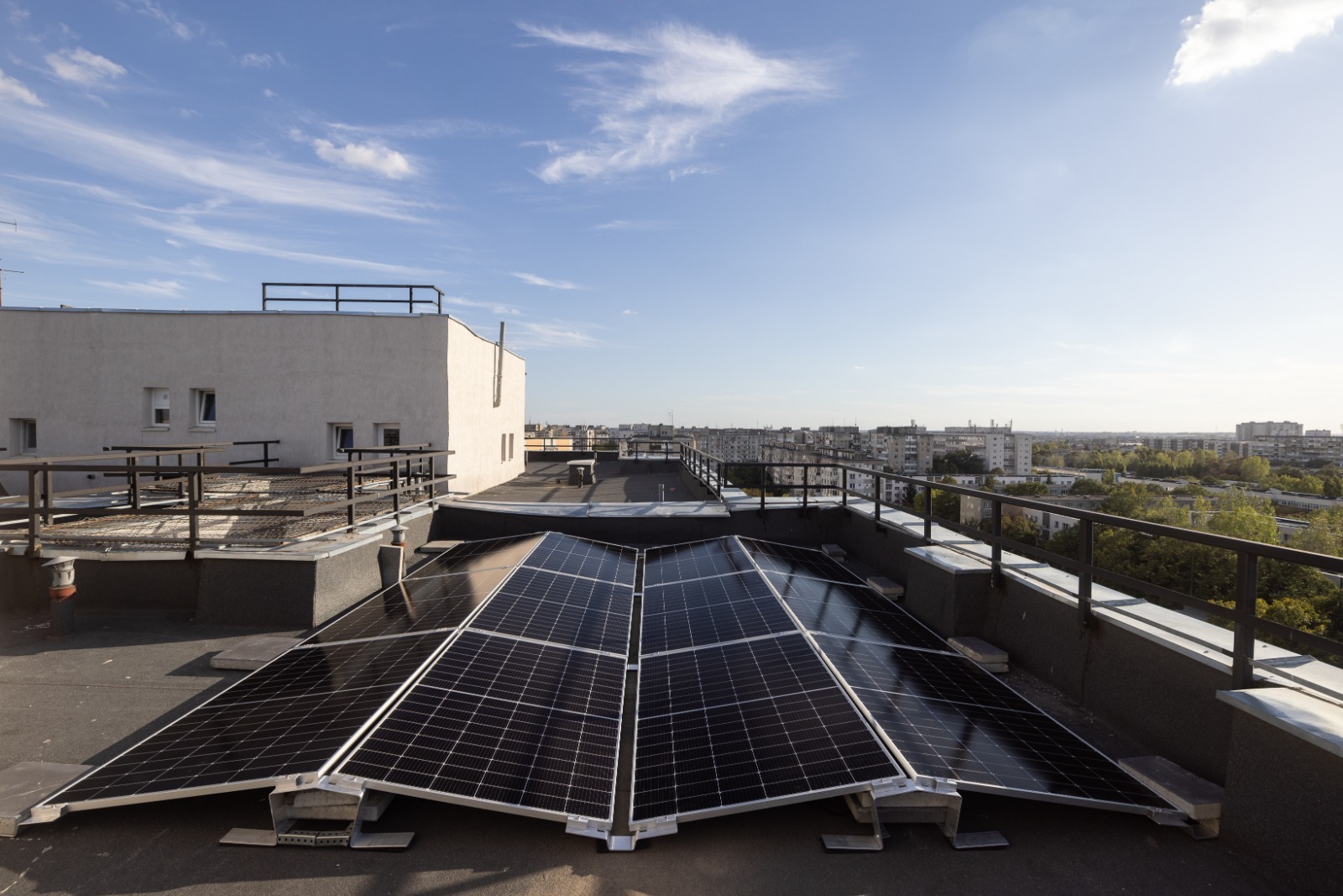 PPC Energie lansează o campanie prin care susține instalarea de panouri fotovoltaice pe cel puțin 15 școli. Clienții care activează factura electronică pot primi reduceri