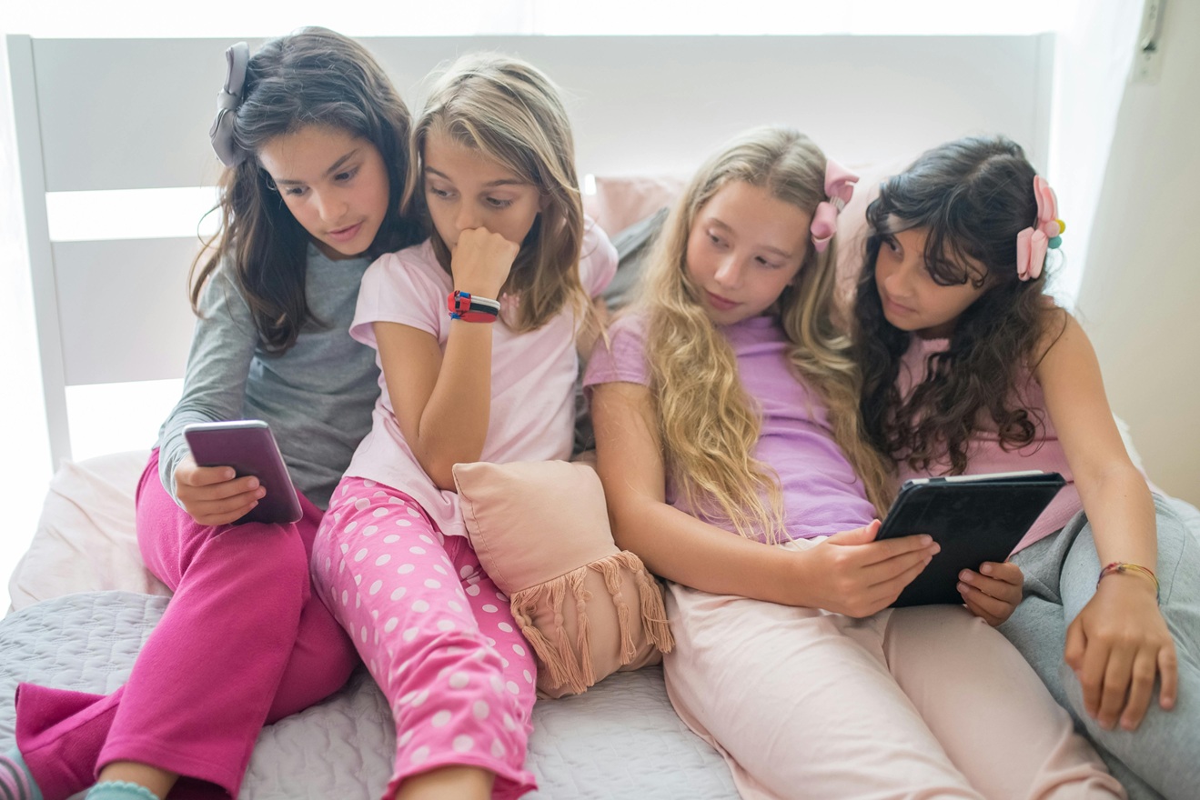 Scroll infinit, notificări, likes … Cum intenționează „Kids Act” să atace mecanismele rețelelor sociale care crează dependență pentru minori