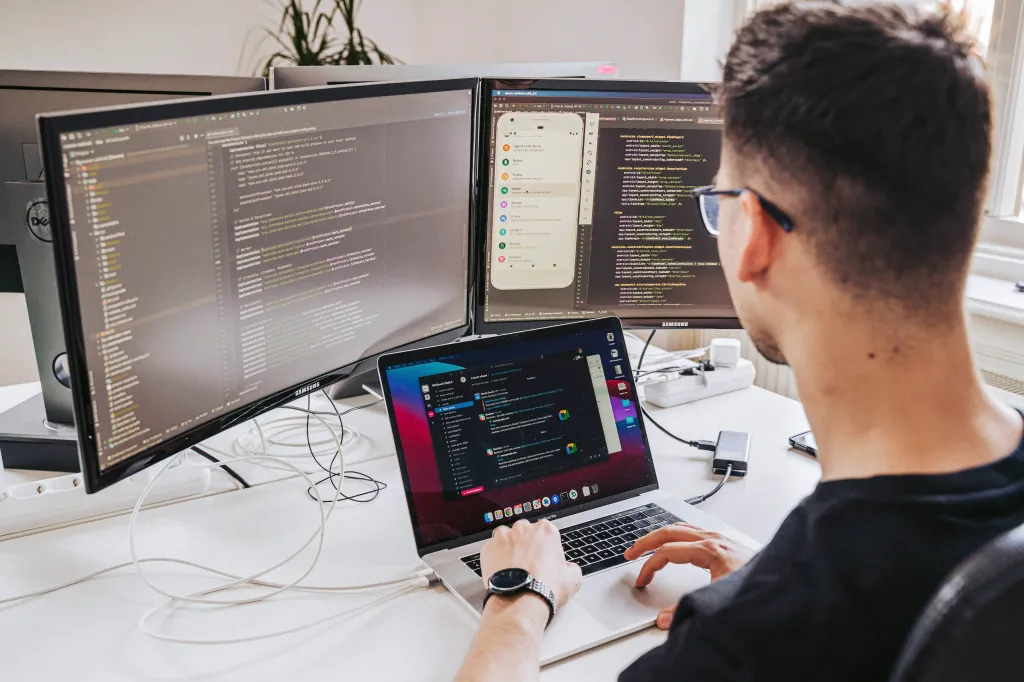 AI schimbă echipele din IT: mai puțini oameni pot livra mai mult, dar apare o problemă pentru developerii juniori