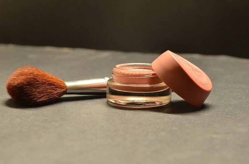La un deceniu după interzicerea mercurului în cosmetice, produsele toxice pentru albirea pielii nu au dispărut încă de pe piaţă