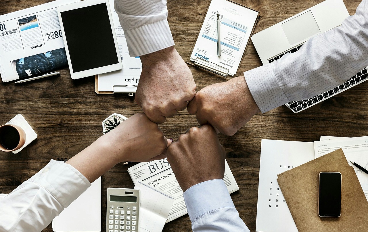 Companiile vor creștere fără să-și mărească proporțional echipele. Cum se schimbă munca în România în era AI