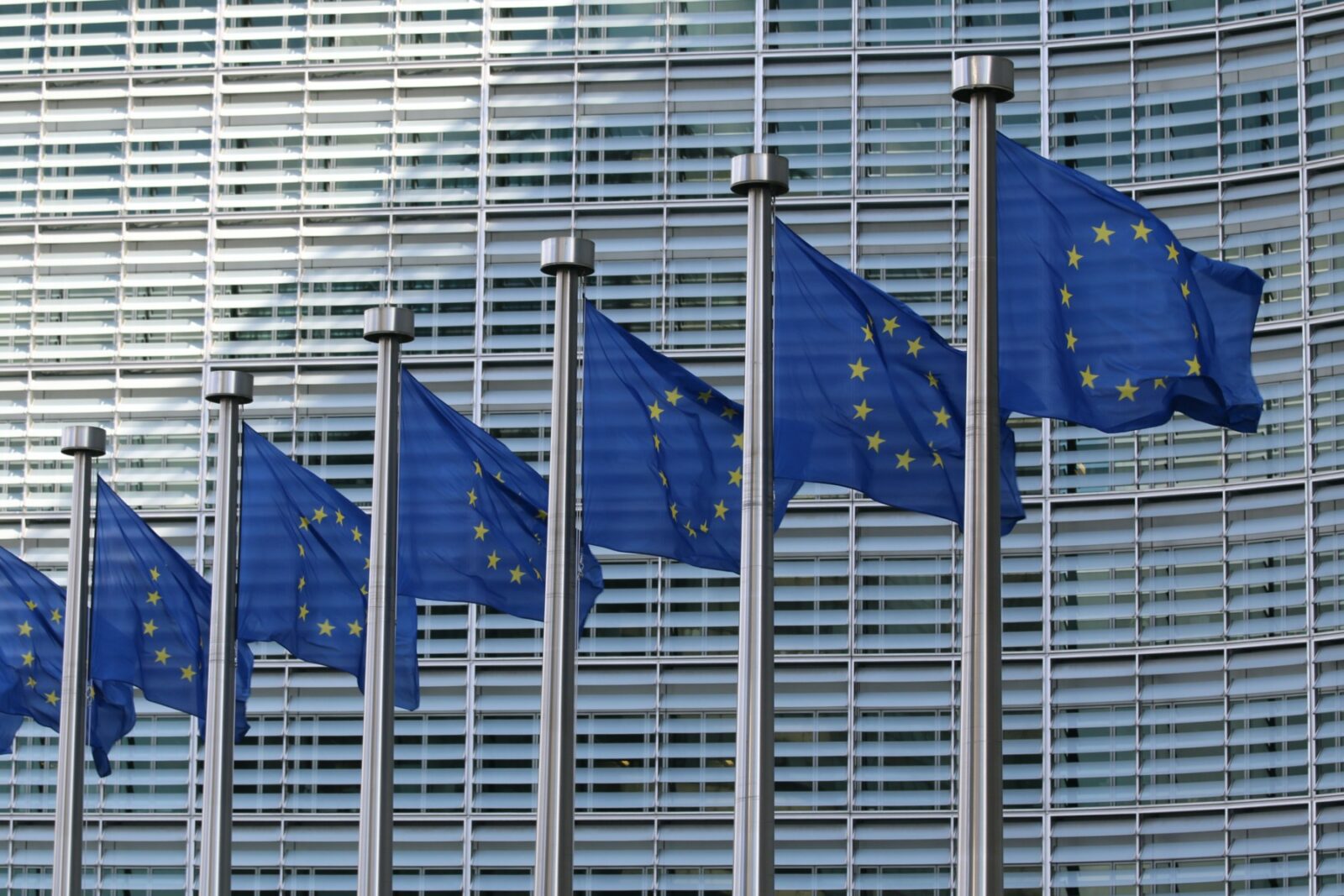 UE pregătește interzicerea reţelelor de socializare şi a chatboților AI pentru copiii sub 15 ani