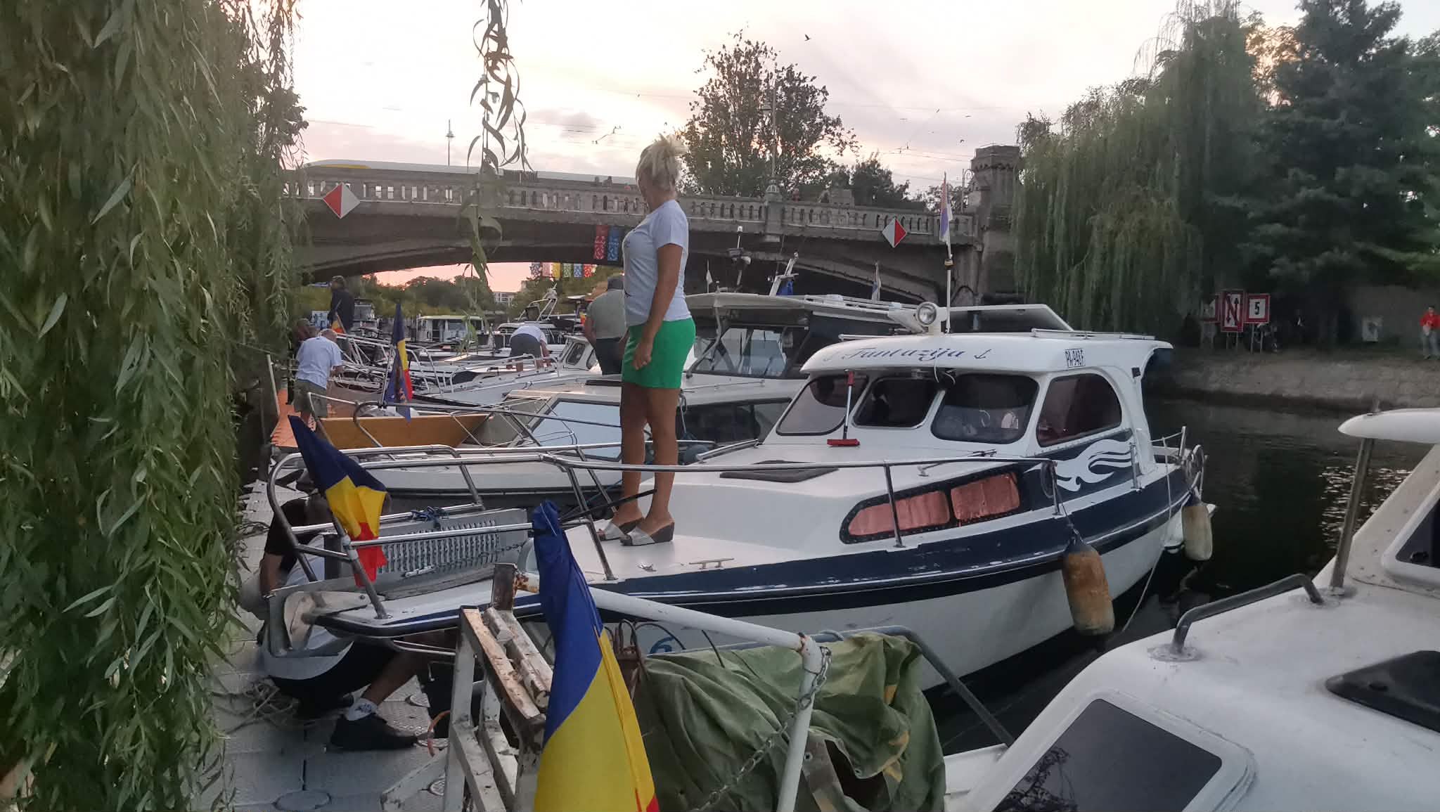 VIDEO FOTO | Spectacol pe Bega: 20 de ambarcațiuni din Serbia au ajuns la Timișoara / Navigatorii rămân o săptămână în Banat