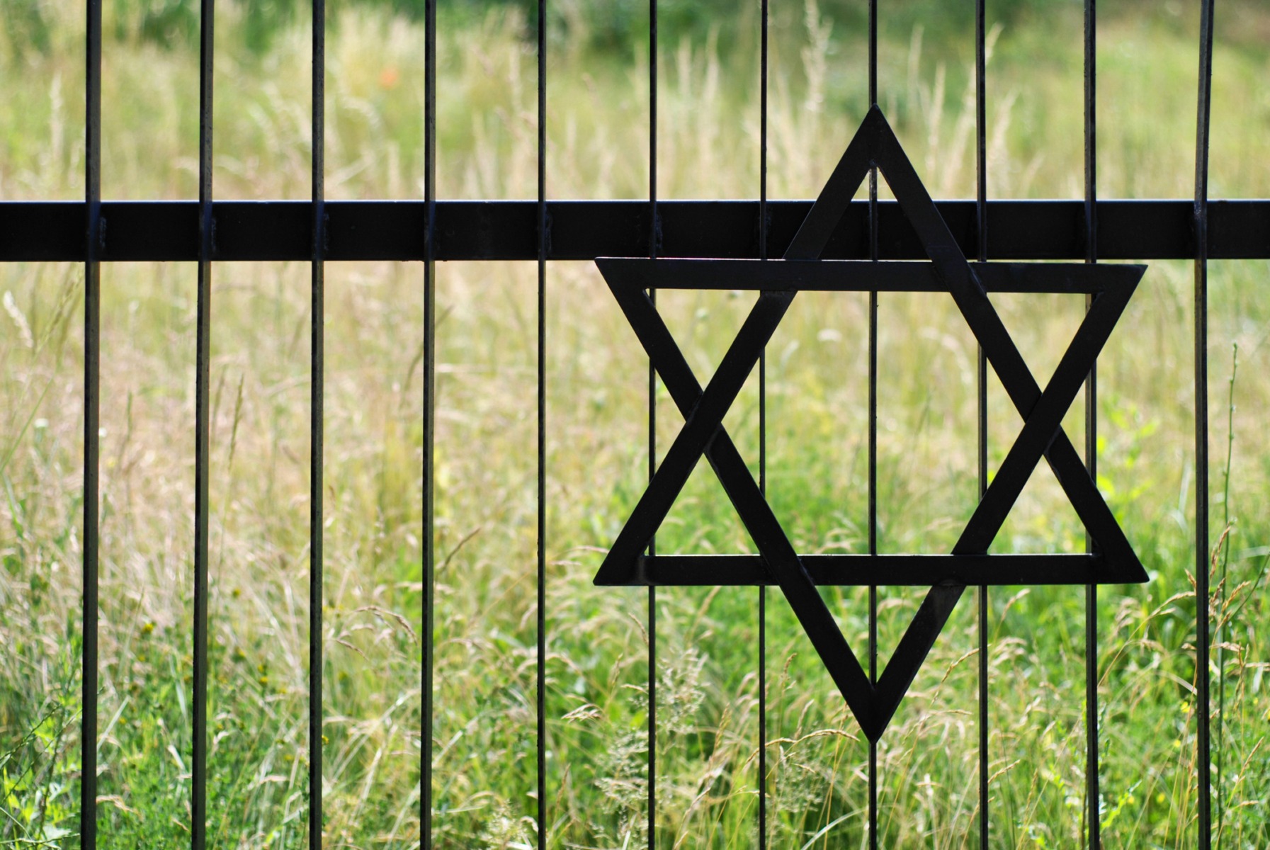 Comisia Europeană lansează două manuale pentru promovarea vieții evreiești în Europa cu scopul de a combate antisemitismul