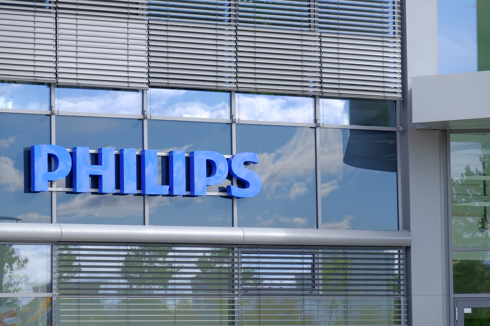Philips România, amendată cu aproape un milion de euro de Consiliul Concurenței. Autoritatea a făcut inspecții la companie și la 10 distribuitori