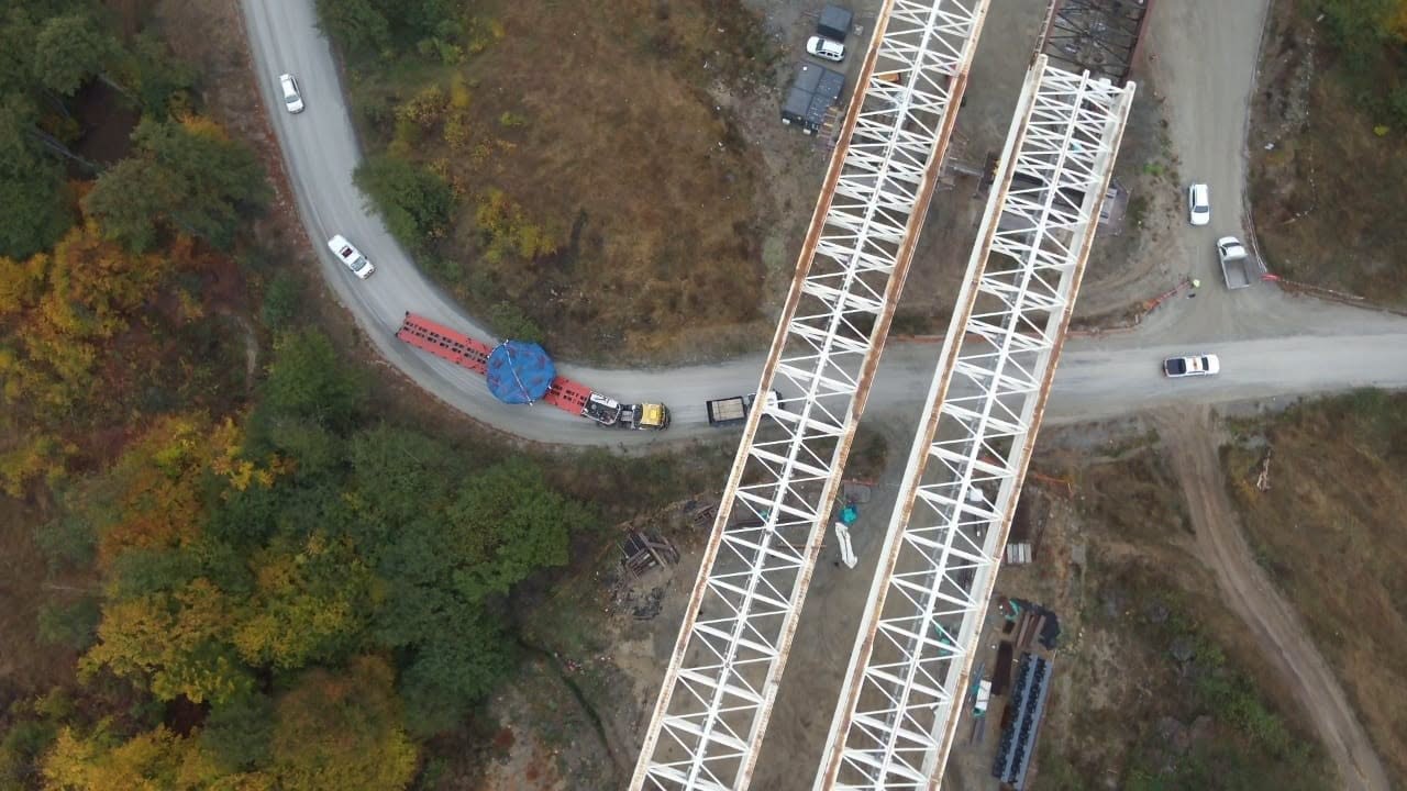 FOTO | Autostrada Sibiu – Pitești: Montajul „cârtiței” care va fora tunelul Poiana durează trei luni / Peste 100 de transporturi sunt necesare pentru aducerea componentelor pe șantier