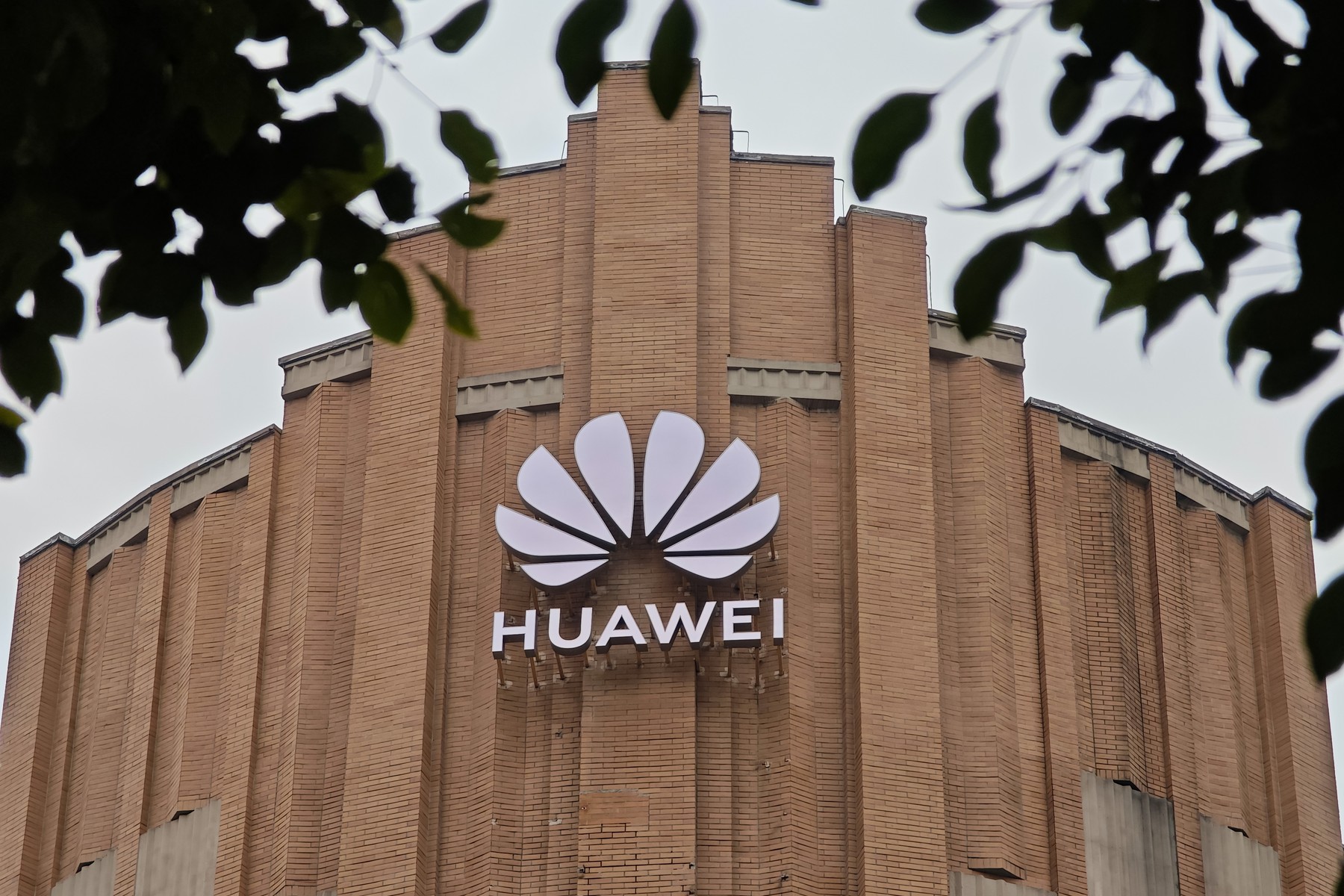 Huawei se apropie de Nvidia pe piața chineză a cipurilor AI / Livrările companiei americane au scăzut cu 44%