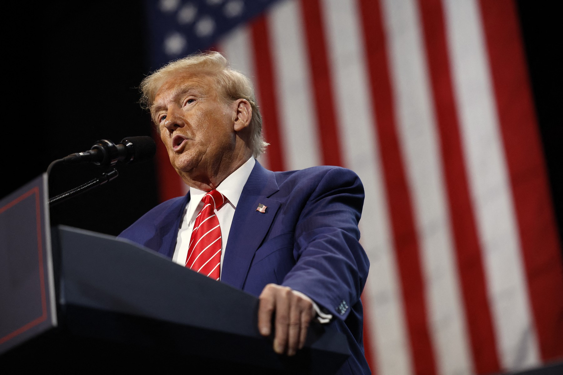 Trump promite câte 90 de dolari pentru 20 de milioane de seniori, înainte de alegeri