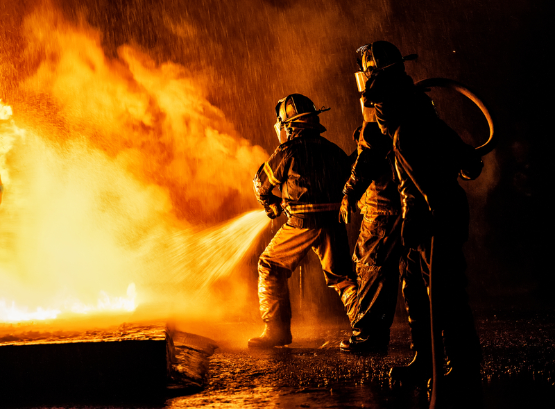 Incendiu violent la o clădire dintr-o fostă unitate militară din Vâlcea / Intervin pompieri din patru județe