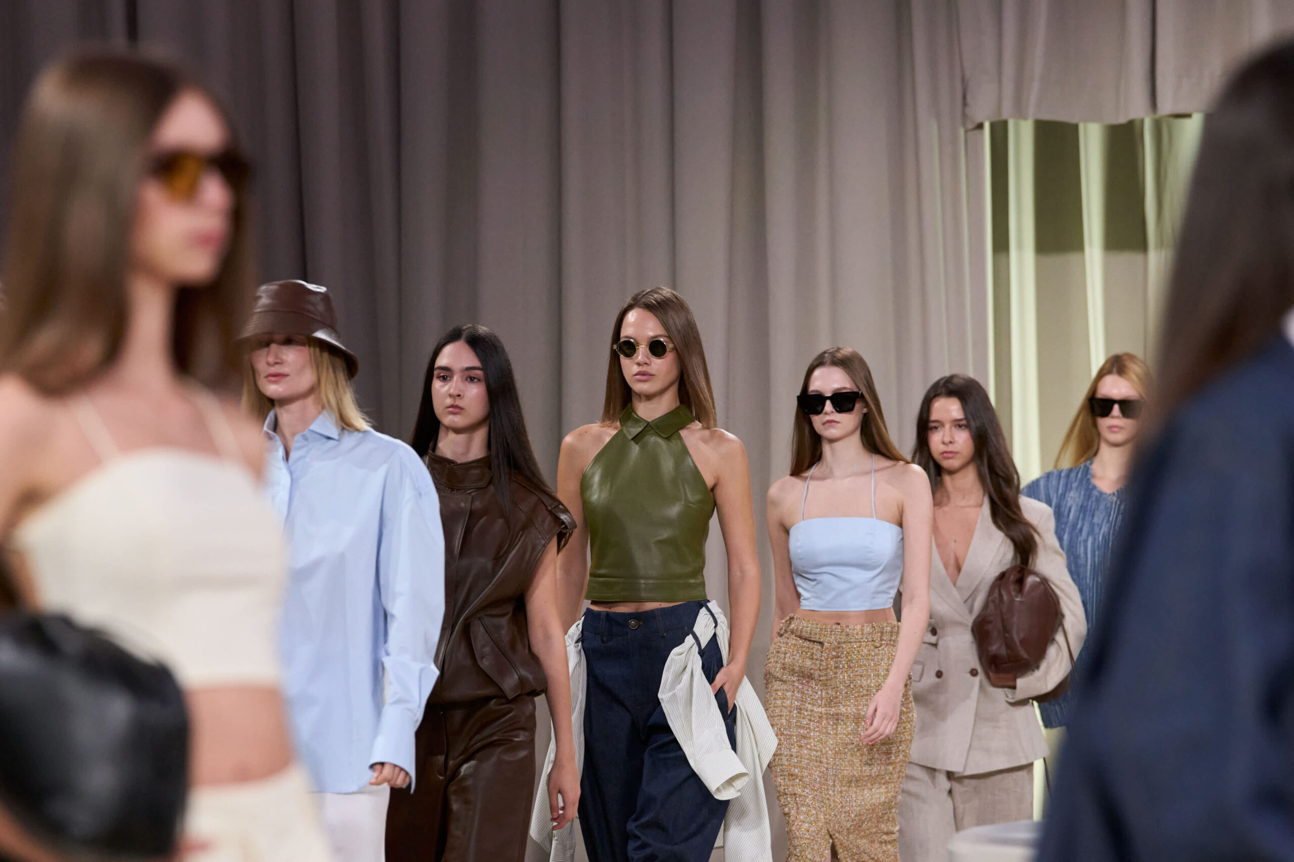 Dualité primăvară-vară 2027 la Mercedes-Benz Bucharest Fashion Week: Aceeași femeie, două garderobe și o singură identitate