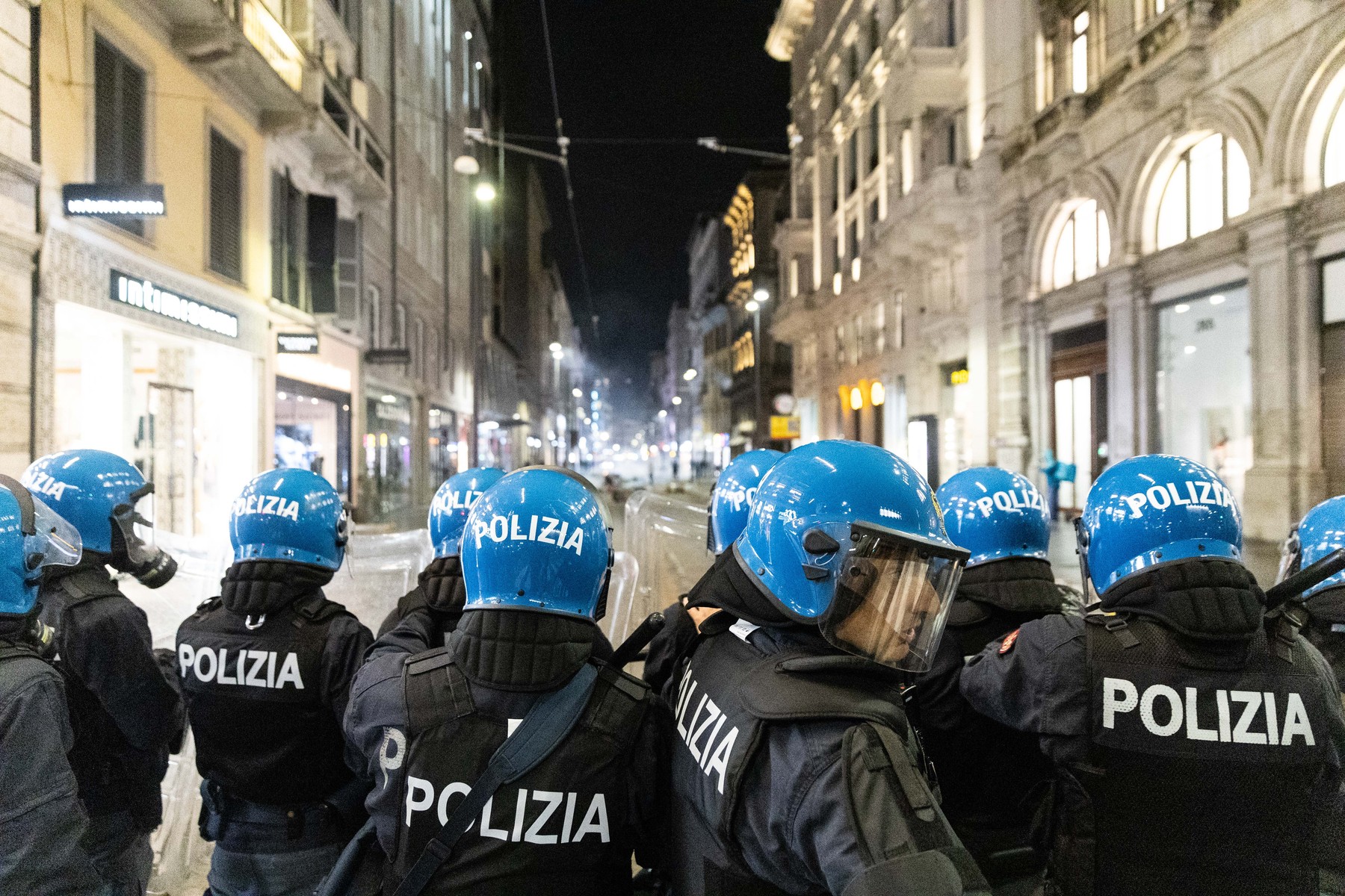 VIDEO Proteste violente în Italia. Manifestanții au jefuit și au incendiat proprietăți în Milano