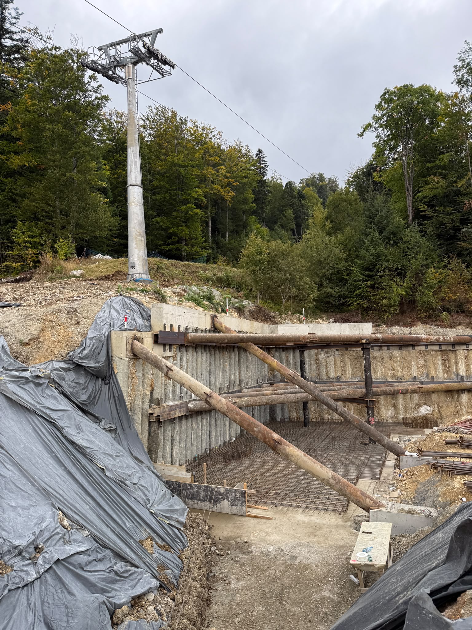 „O poveste cu proști” la Cota 1400 / Sinaia riscă să piardă sezonul de schi / Cum a îngropat Primăria un pilon șubred de 14 ani într-un război politic cu iz penal