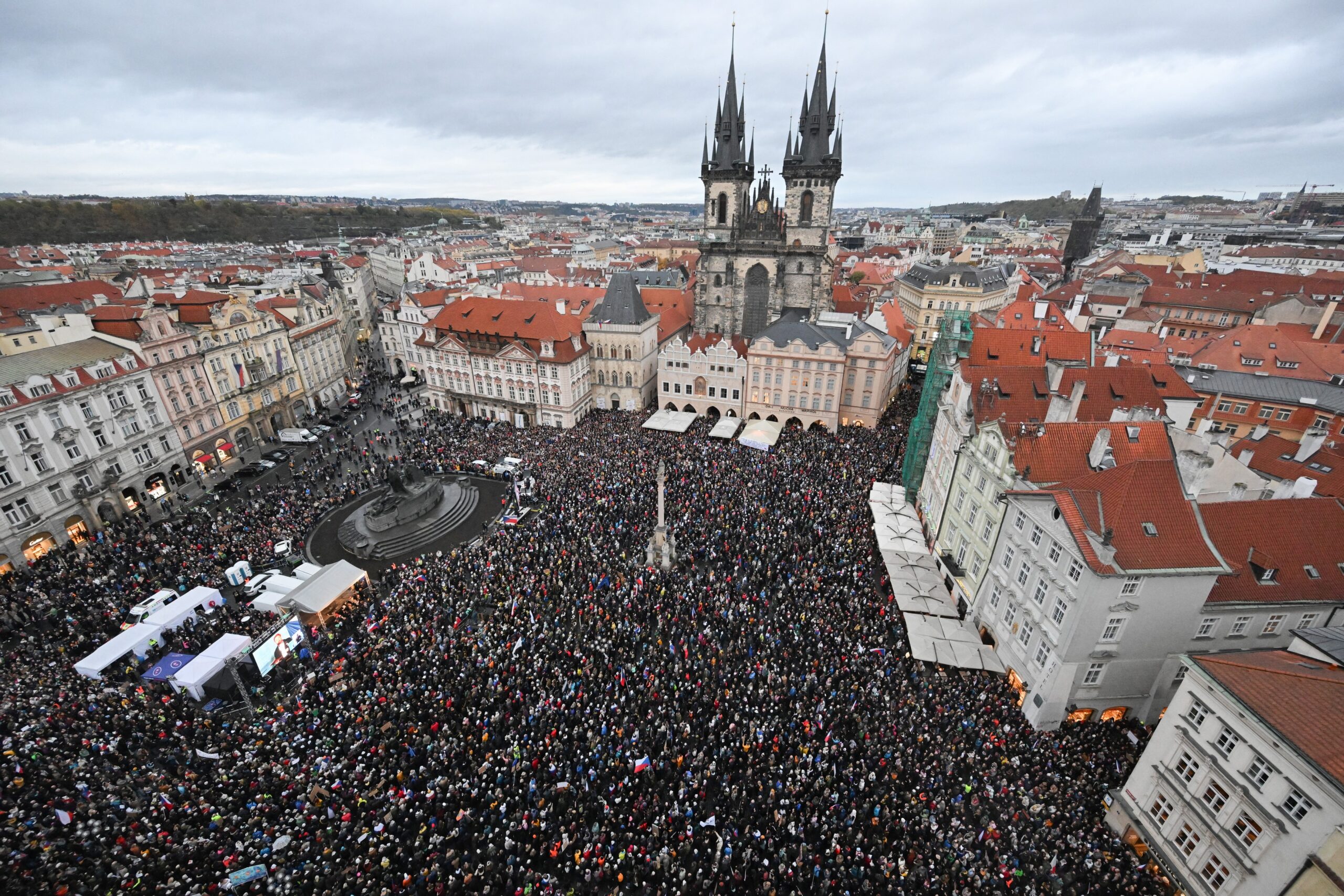 Zeci de mii de cehi au protestat la Praga împotriva reformei finanțării presei publice, de teamă că ar putea duce la cenzură