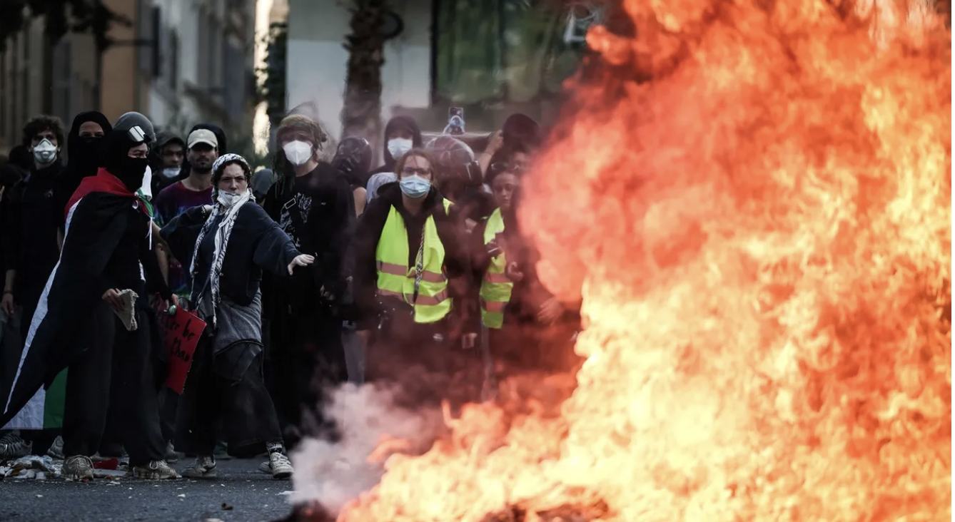 Proteste în Franța, față de costul ridicat al vieții. Mai multe magazine au fost jefuite și devastate