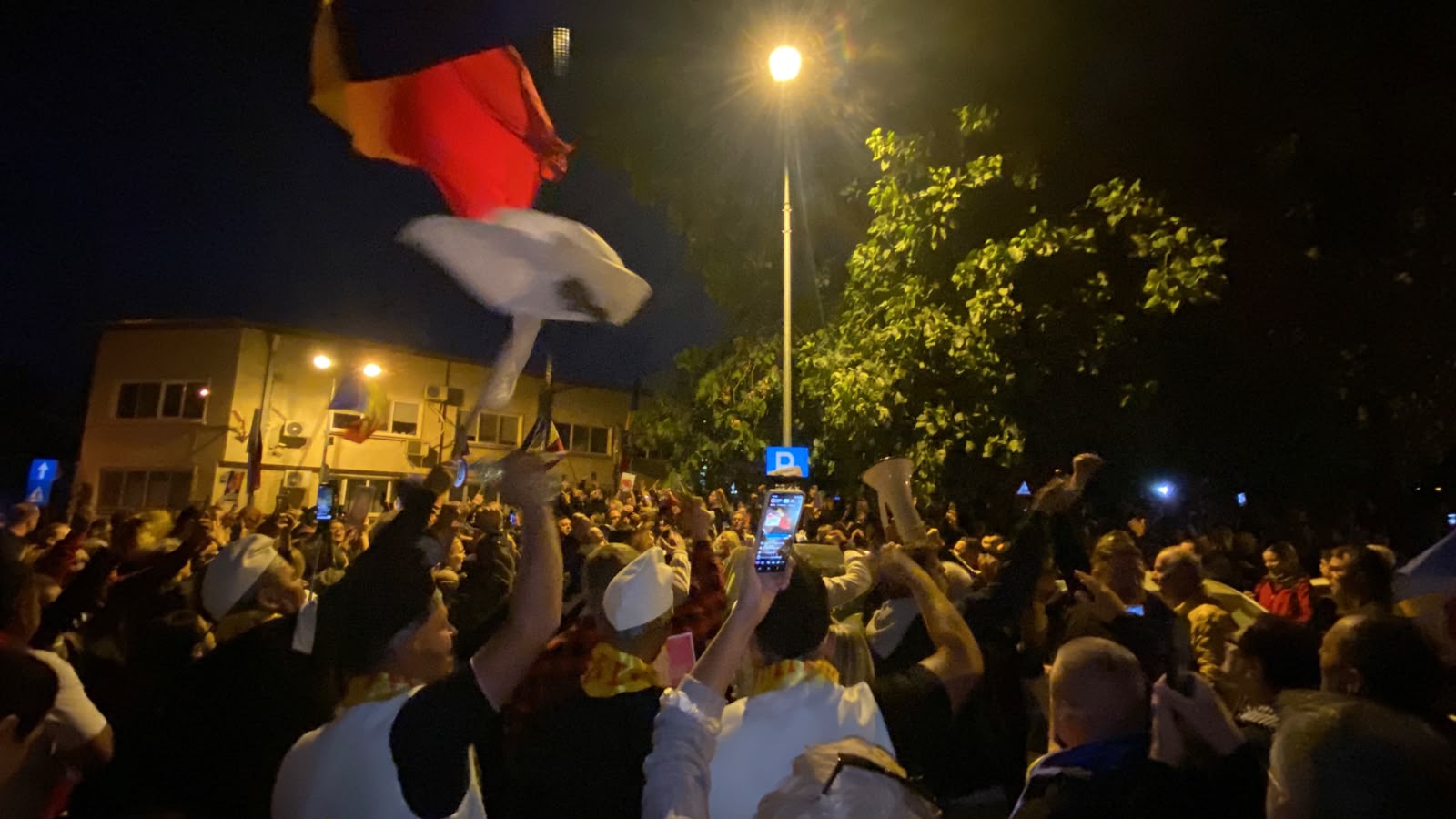 Continuă protestele în fața Arestului Central din Capitală / Circa 1000 de persoane scandează numele pro-rusului Călin Georgescu, cerând să fie eliberat din arest