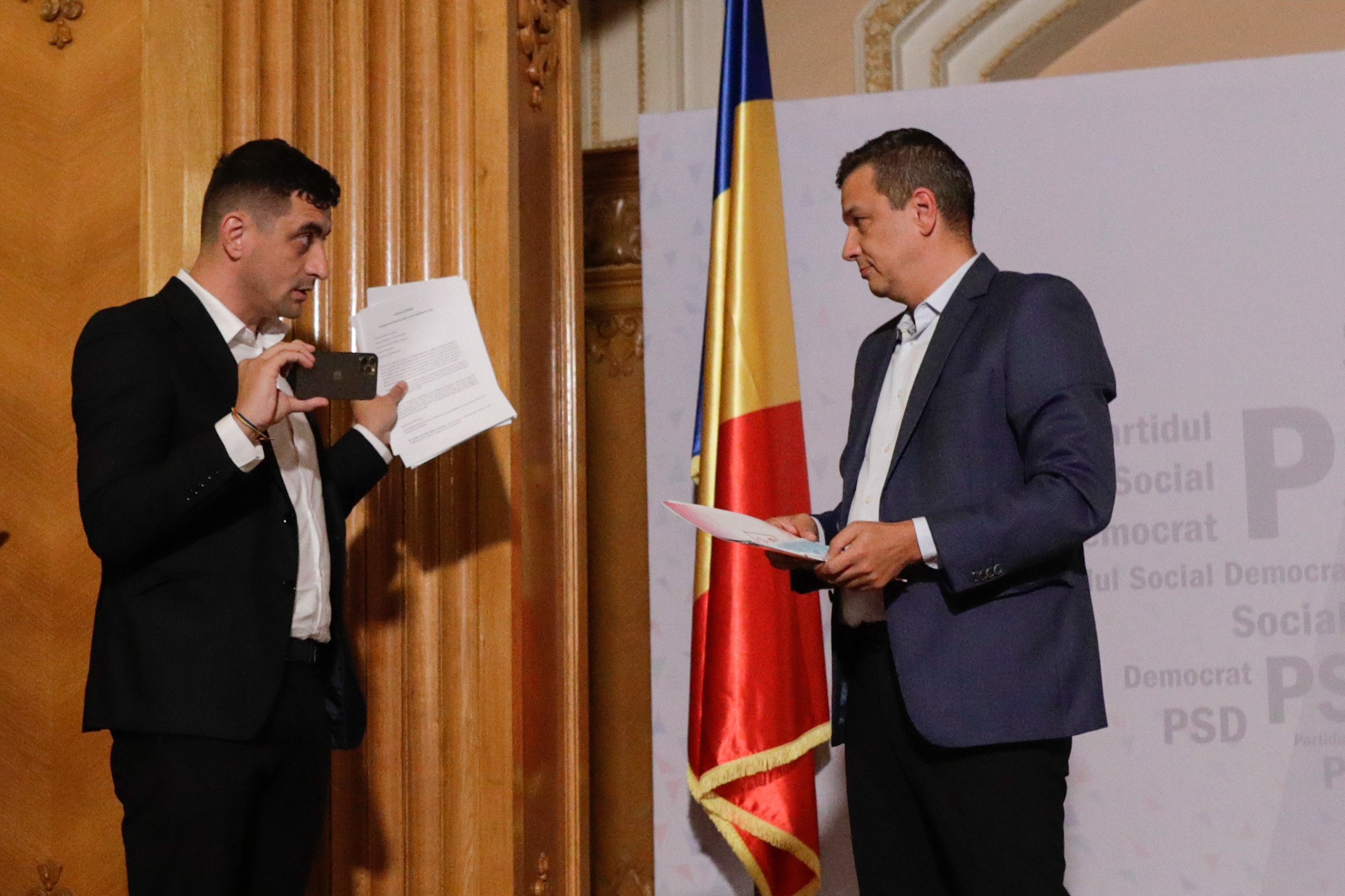 USR acuză o nouă alianță PSD-AUR, ca ministrul Finanțelor să nu vină luni în Parlament să explice cifrele execuției: „Și-au dat iar mâna pe la spate”