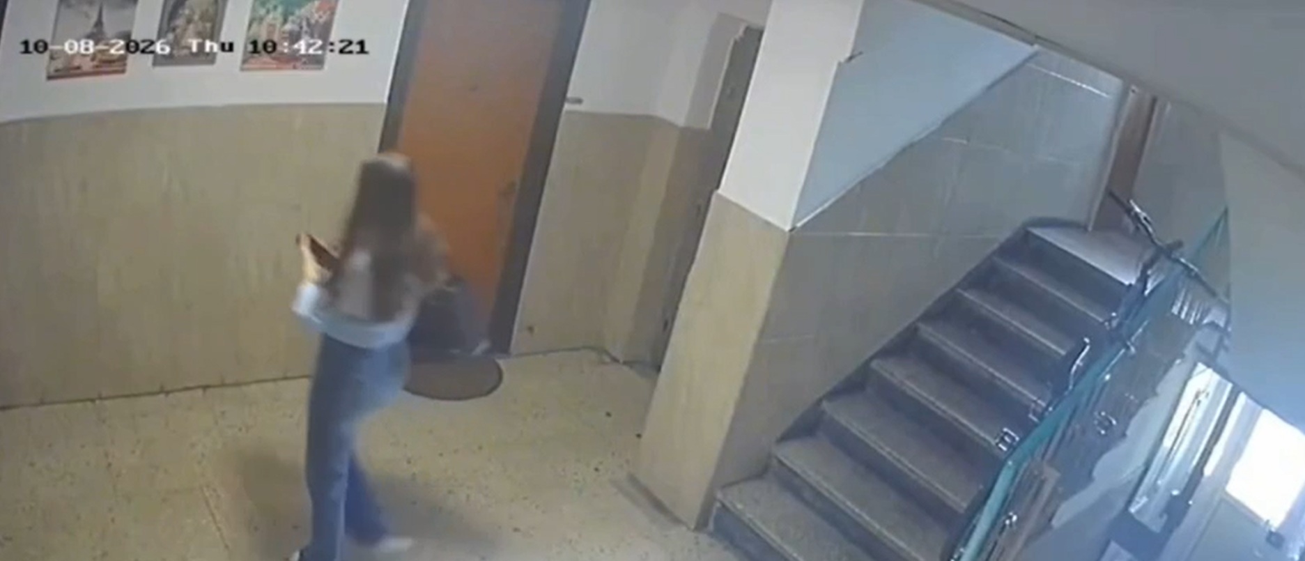 O minoră de 15 ani din Sectorul 4 este căutată de Poliție / A plecat de acasă joi și nu s-a mai întors / Momentul când adolescenta iese din bloc