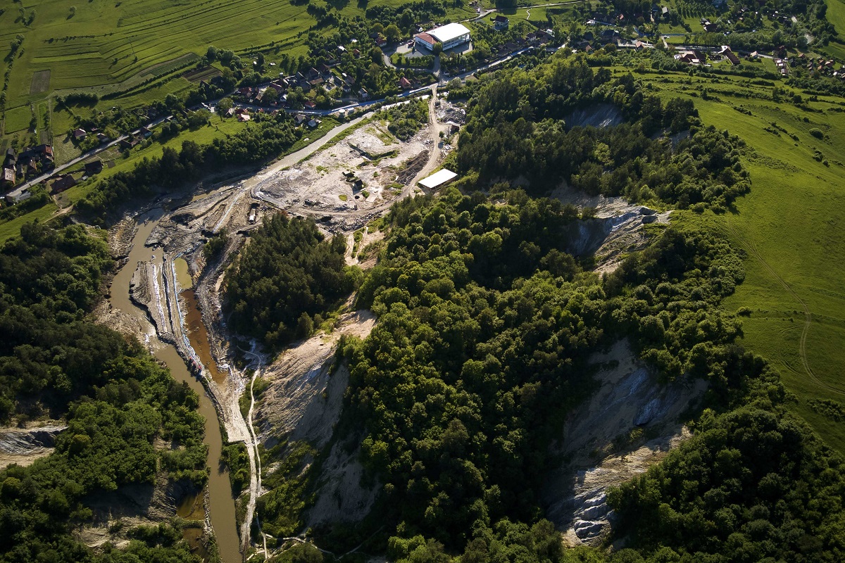 Starea de alertă de la Praid, prelungită cu încă o lună / În continuare este interzis accesul populaţiei în zona afectată