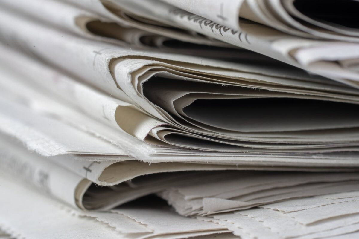 Retrospectiva săptămânii Economedia. Leul prăbușit la minim istoric, Guvernul Mureșan a picat la vot în Parlament și România a scăpat de retrogradarea în categoria „junk”