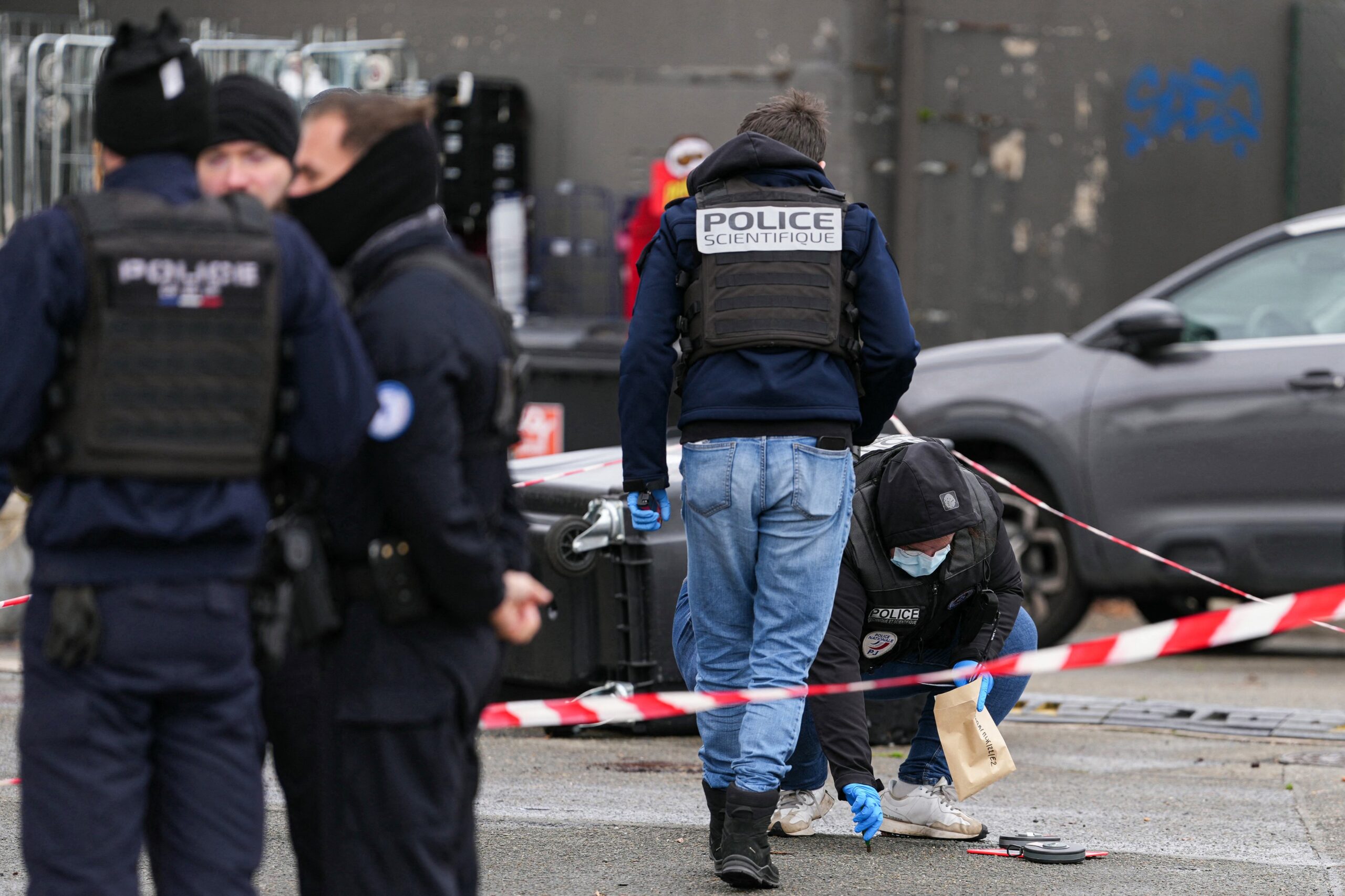 Suspectul atacului cu un mort și cinci răniți de lângă Paris, transferat pentru observație psihiatrică / Audierile au fost suspendate