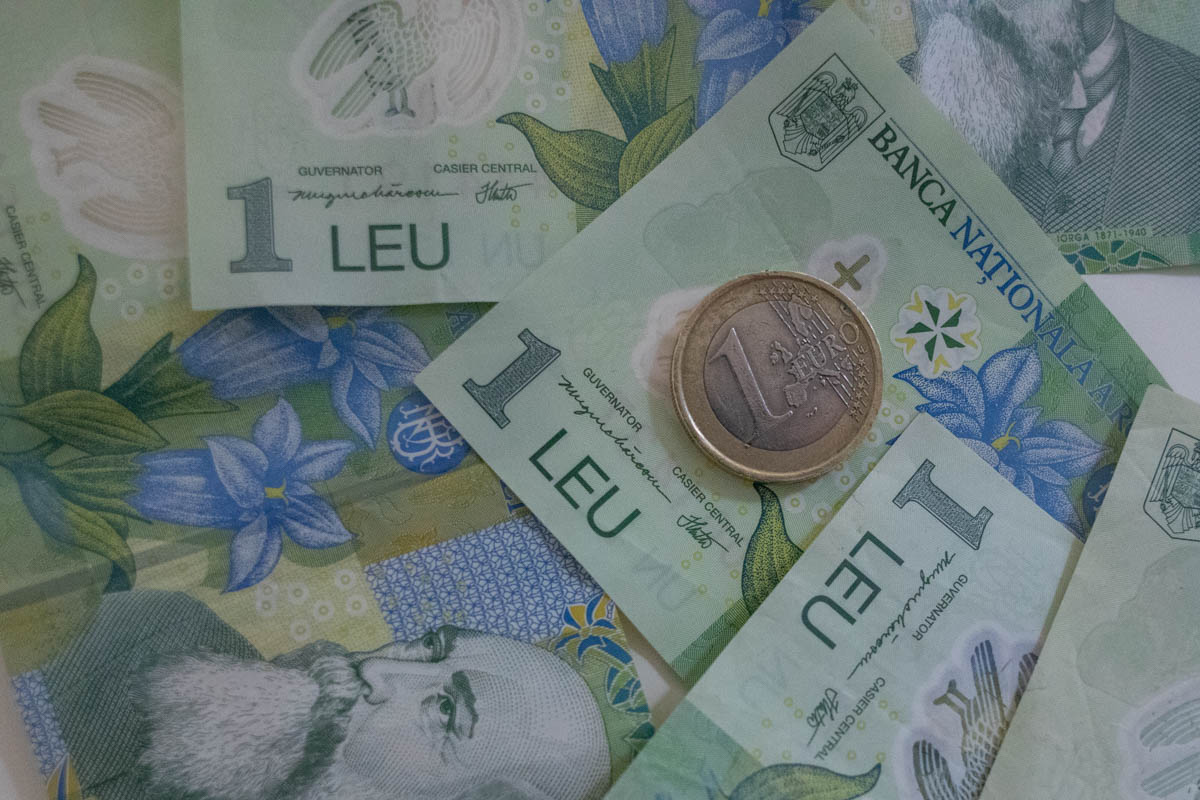 Euro scade sub recordul de ieri, dar cursul BNR rămâne ridicat, 5,3501 lei/euro