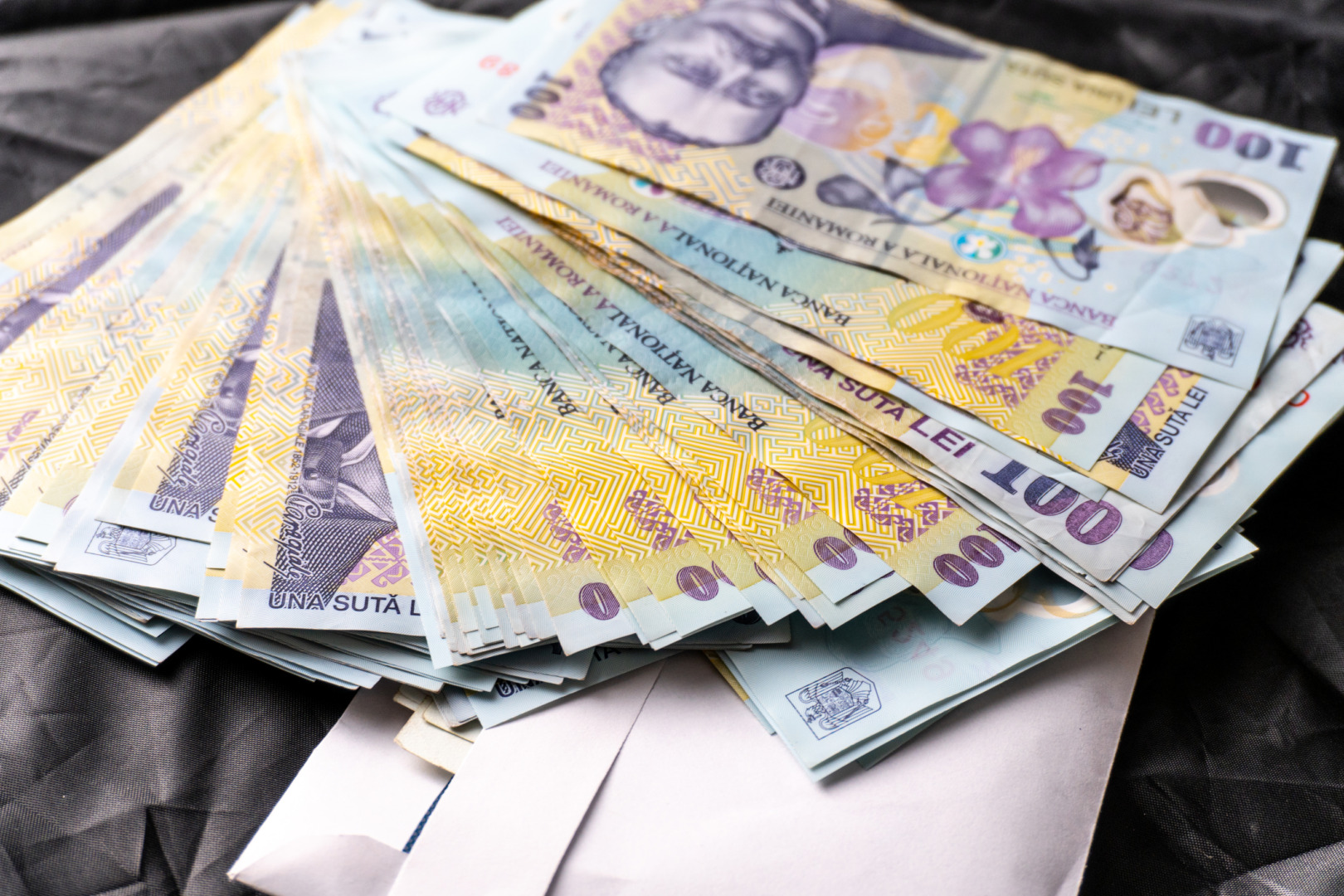 Salariul mediu din România a ajuns în august la 5.688 de lei: a scăzut față de luna precedentă, iar în interval de un an a crescut sub rata inflației