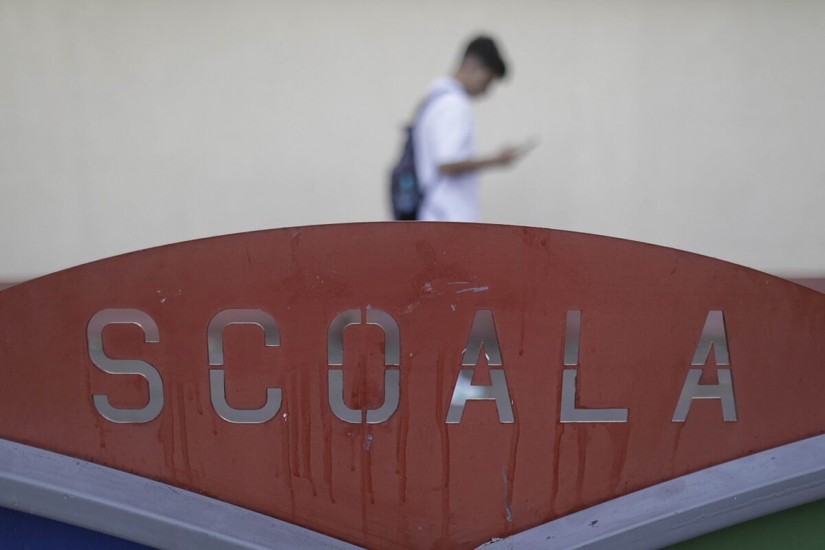 BREAKING | Un elev a înjunghiat o profesoară la o școală din Bistrița / Inspectorul școlar general: Voia să atace un copil de altă religie. Se pare că acel copil are ceva tendințe de radicalizare / DIICOT ar fi preluat ancheta