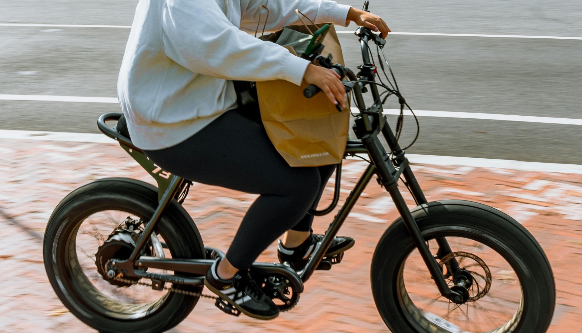 Conducătorii de motociclete şi mopede pot utiliza benzile de transport în comun, potrivit unui proiect de lege adoptat de Camera Deputaţilor